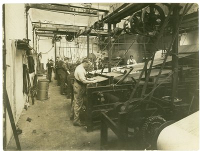 Schärraum in einer Teppichfabrik, 1923 von English Photographer